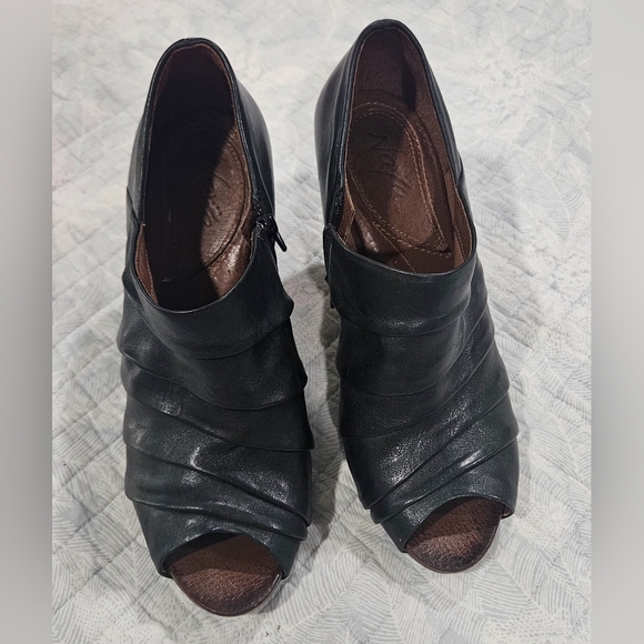 💜🩵NaYa Booties Size 8.5 W Black Leather Wedge Heel 🩷❤️ - Picture 1 of 15